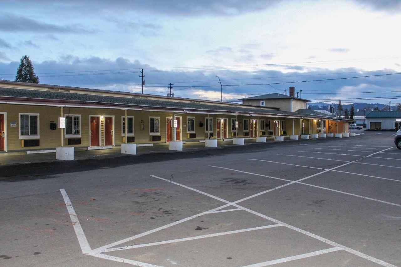 Rodeway Inn Medford South I-5 Exterior photo